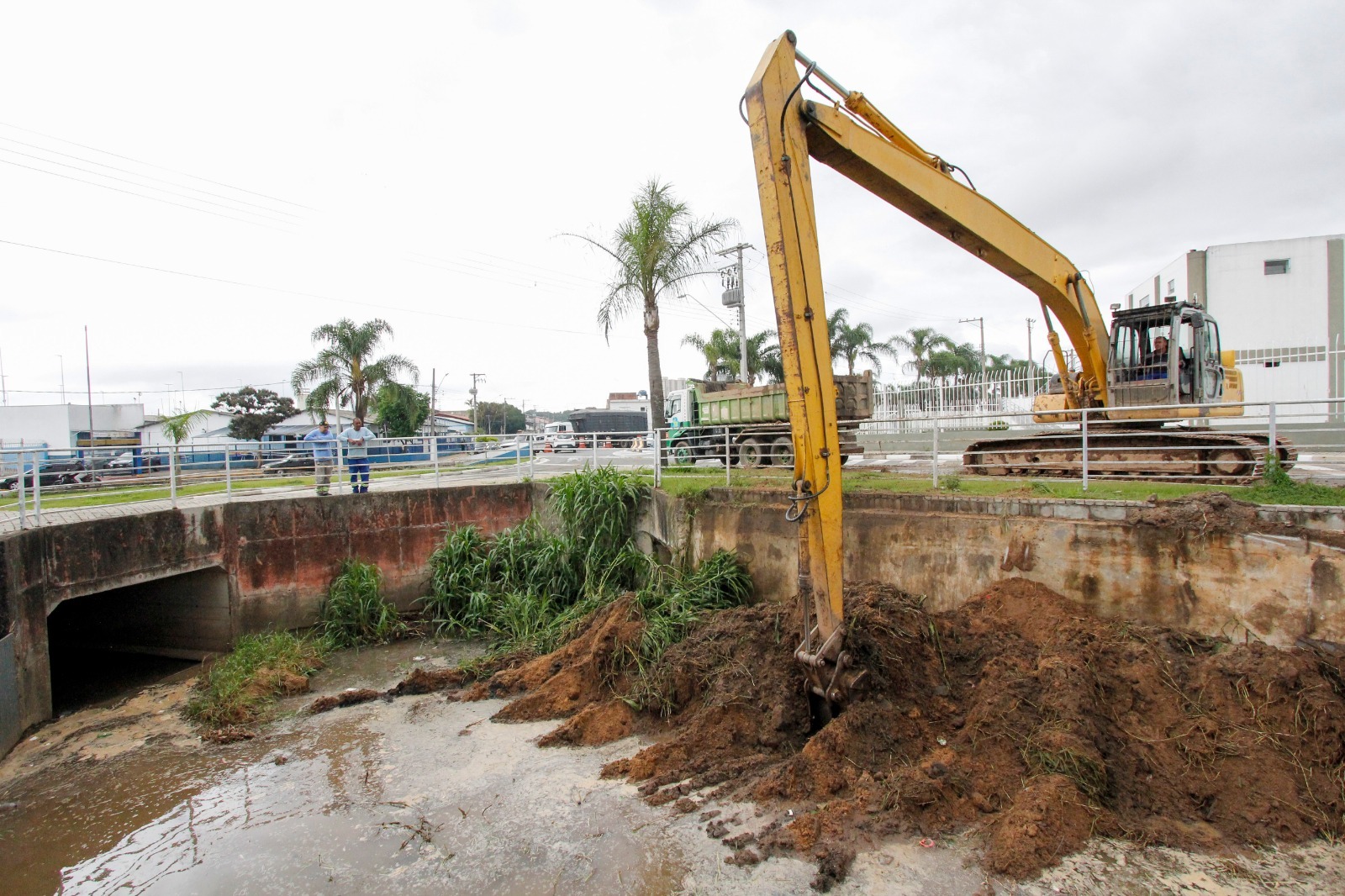 Prefeitura de Poá intensifica limpeza de córregos e rios para prevenção de enchentes