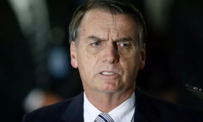 Médico descarta queda da cama e afirma que Bolsonaro caiu ao tentar caminhar na cela da PF