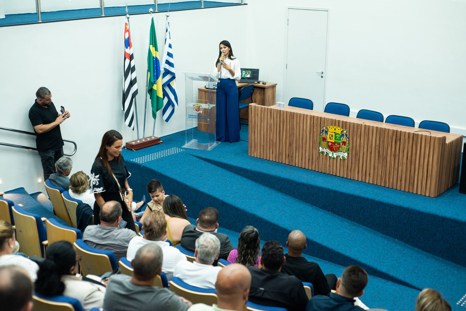 Clau Camargo lança livro Vale Reciclar em São José dos Campos e vereadores anunciam intenção de implantar o programa no município