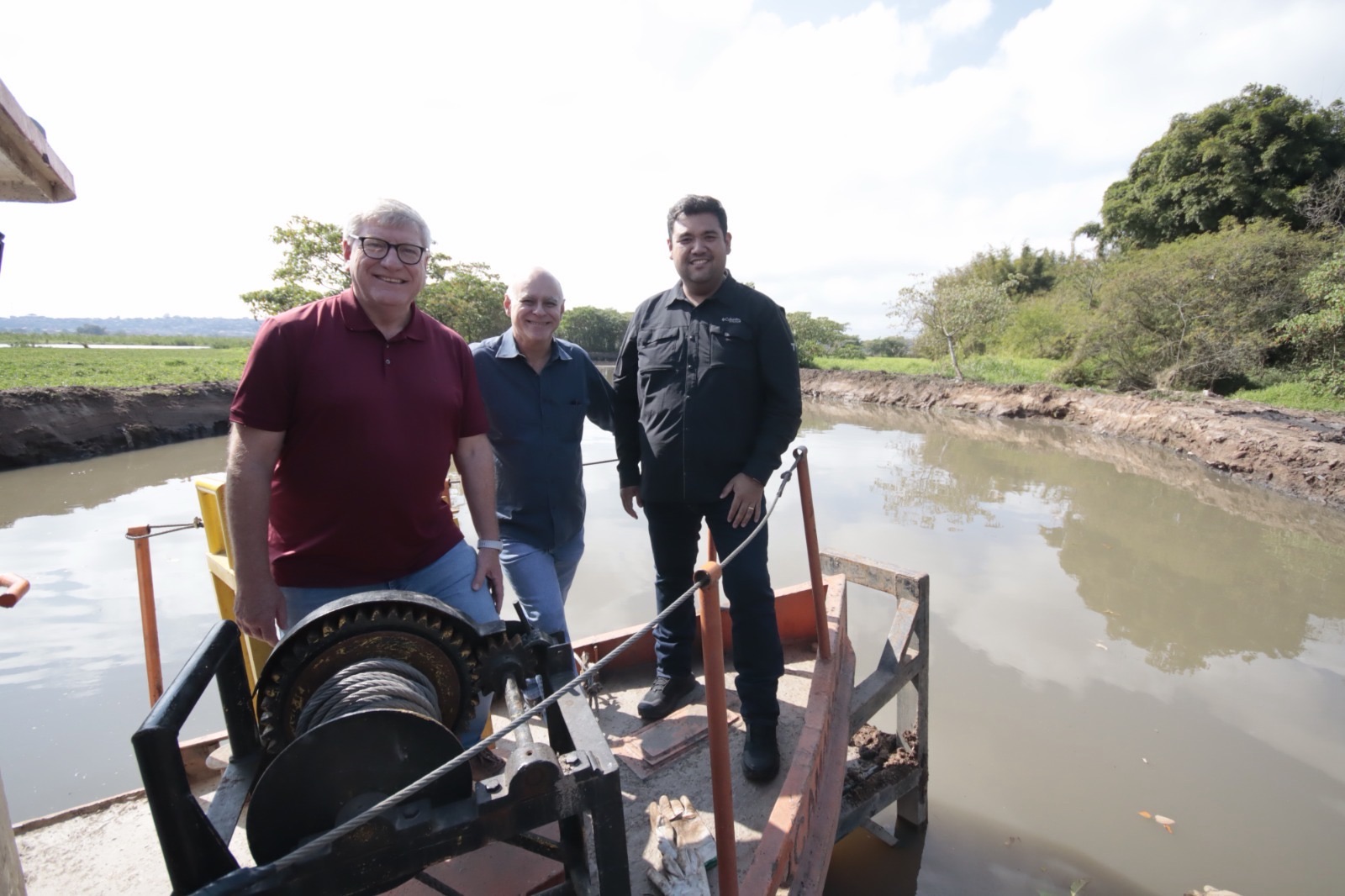 Serviços de desassoreamento são concluídos no rio Guaió e serão iniciados no rio Taiaçupeba