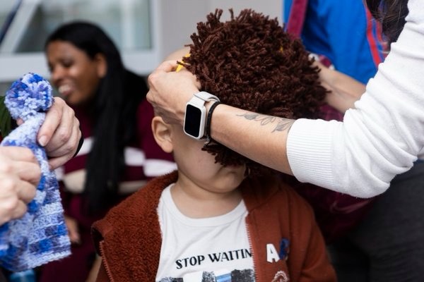 Fios Mágicos encerra projeto com entrega de perucas e gorros para crianças em tratamento contra o câncer