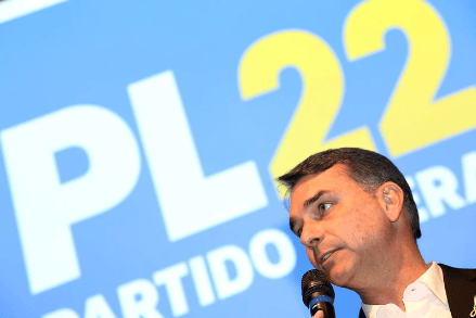 Homem é levado à delegacia após publicar suposta ameaça contra Flávio Bolsonaro em Juiz de Fora