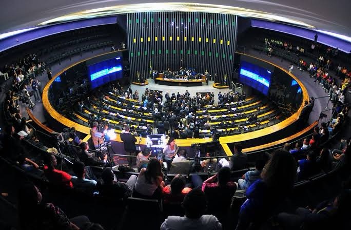 Quase 80% dos deputados federais eleitos em 2022 tentam novo mandato em 2026