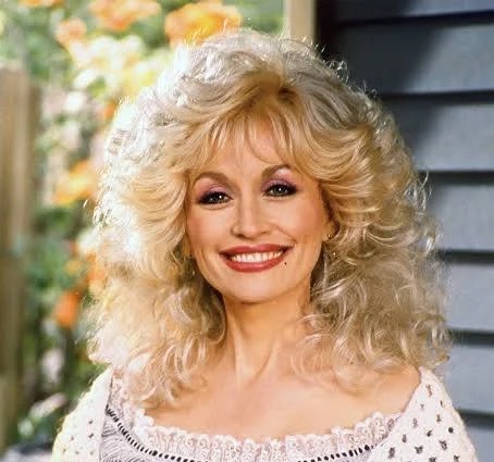 Dolly Parton, lenda da música country e autora de sucessos mundiais, morre aos 80 anos