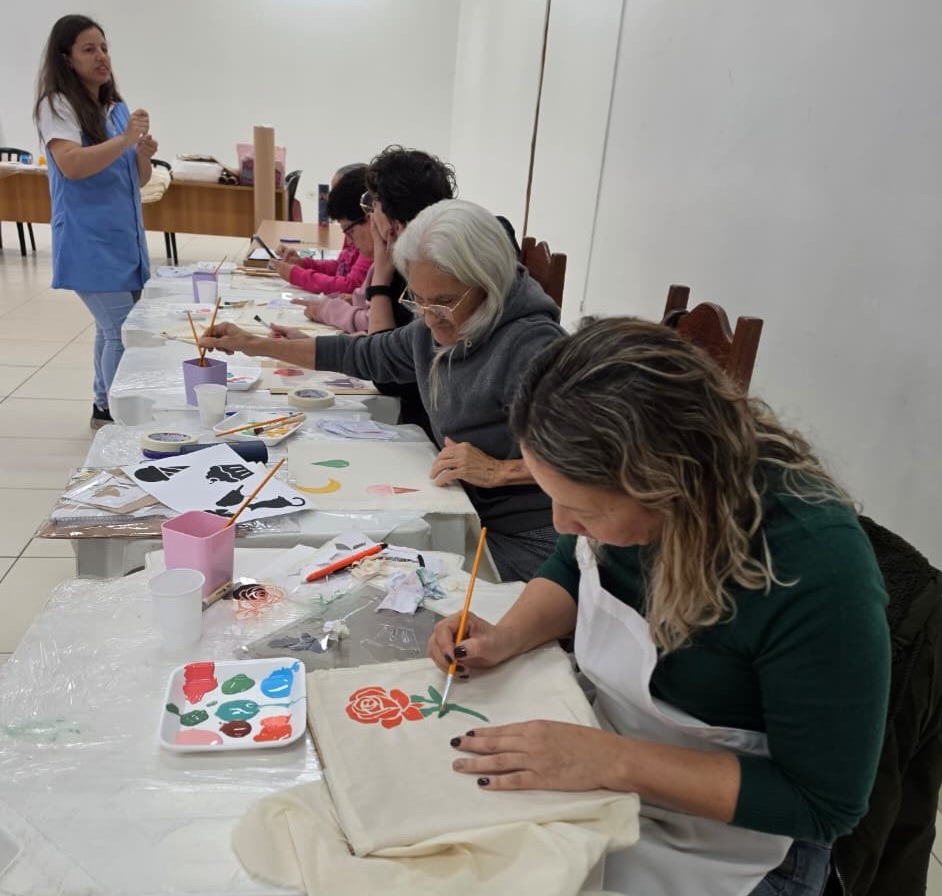 Secretaria de Turismo promove curso gratuito de pintura com estêncil para customização de roupas