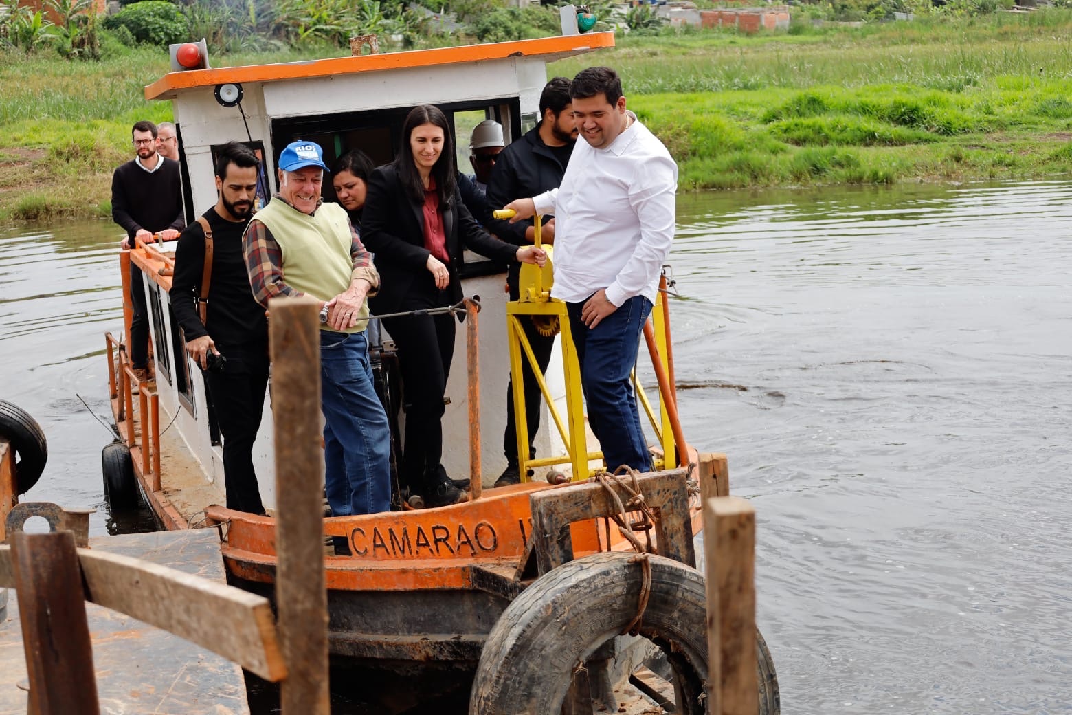 Prefeito e secretária estadual de Meio Ambiente vistoriam desassoreamento no rio Taiaçupeba