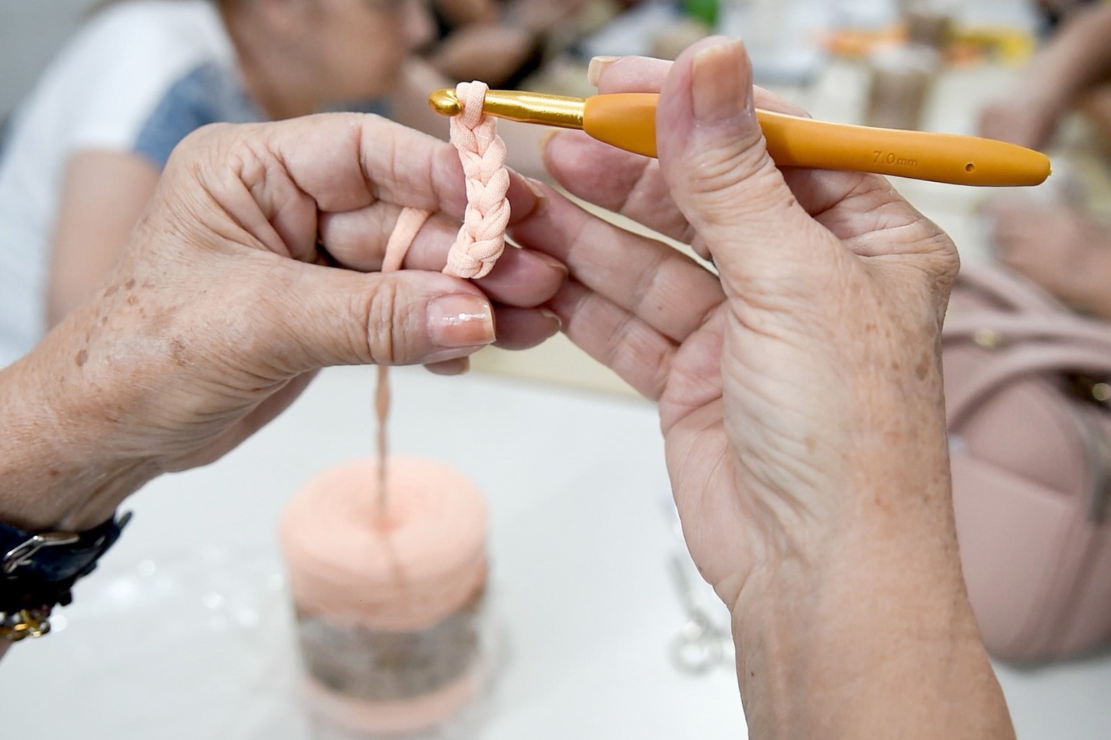 Casas da Mulher oferecem gratuitamente oficinas de artesanato ao longo da semana