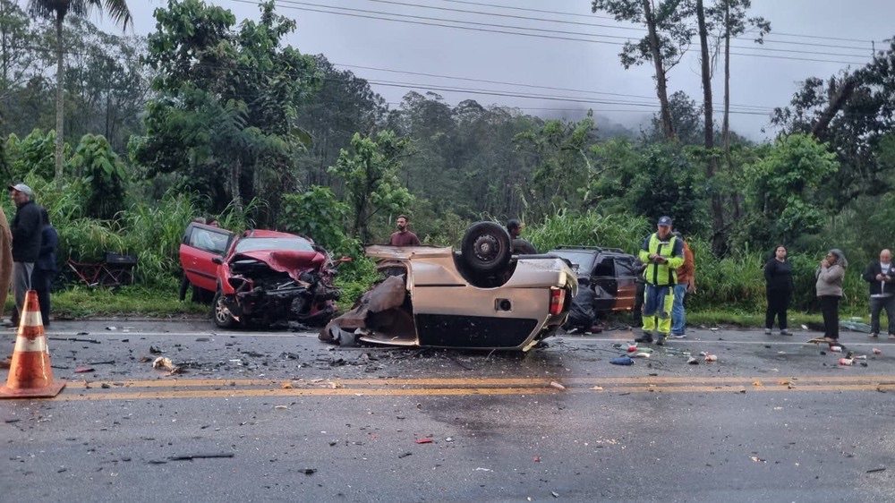 Carro fica partido ao meio em acidente com quatro feridos na Mogi-Guararema
