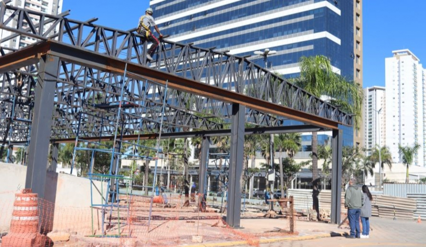 Obras de revitalização e nova cobertura da Praça de Alimentação avançam no Mercado do Produtor