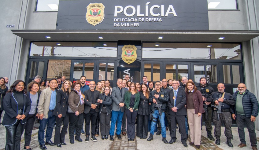 Visita da prefeita Mara Bertaiolli oficializa atendimento 24 horas da Delegacia de Defesa da Mulher