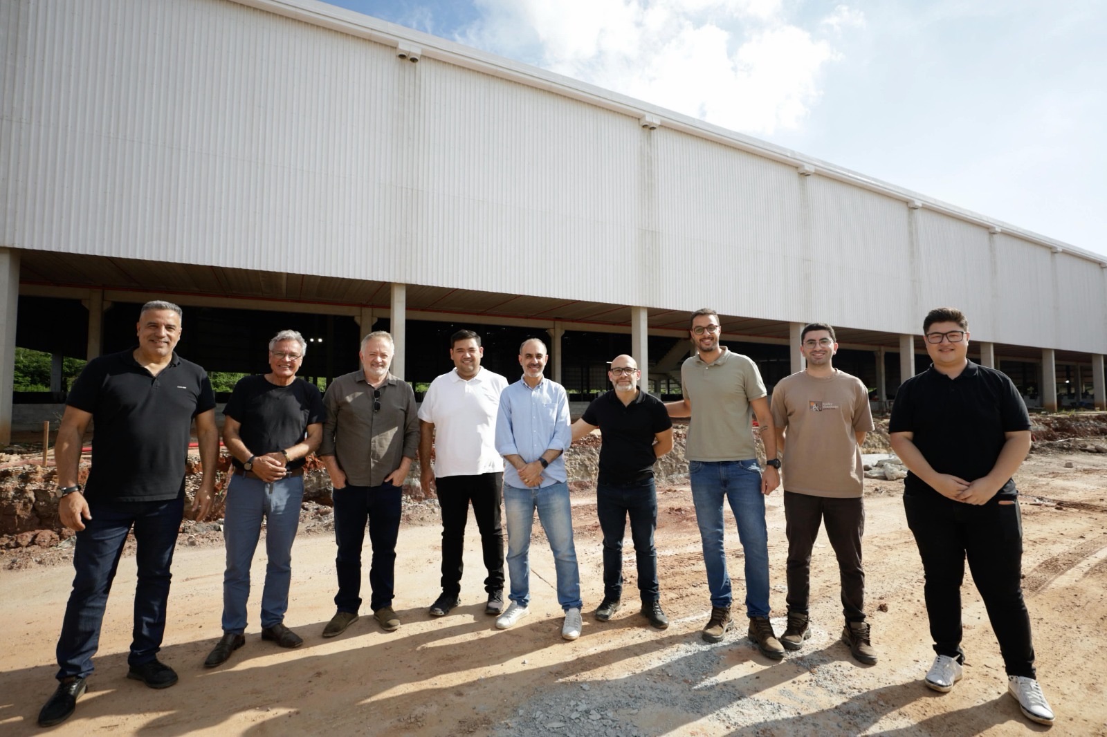 Prefeito vistoria obras de ampliação do centro logístico instalado na Vila Figueira