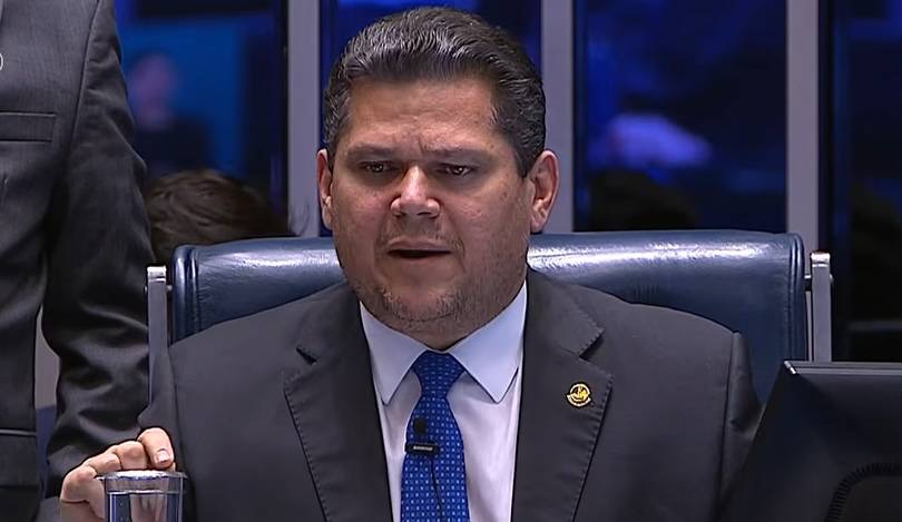 Alcolumbre mantém discussão sobre fim da escala 6×1, mas votação no Senado segue incerta