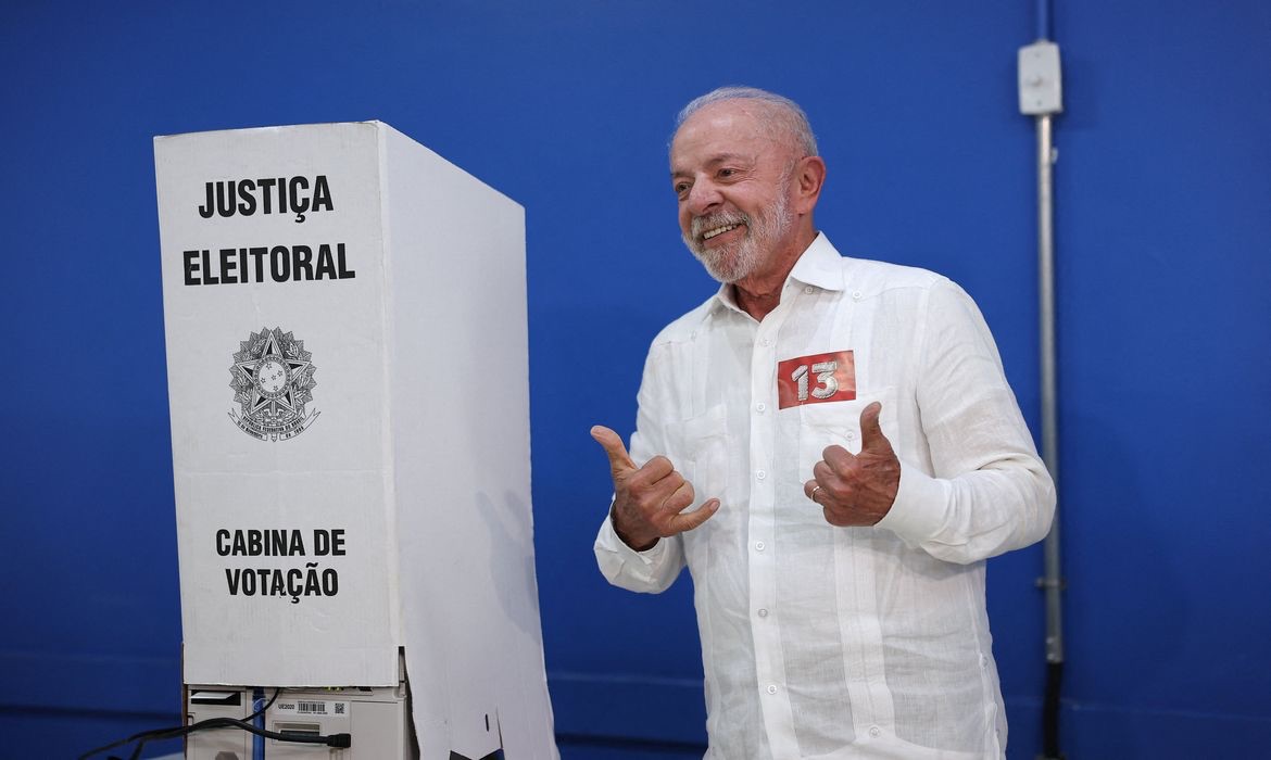 Lula faz história, vence Flávio Bolsonaro e é reeleito para o quarto mandato