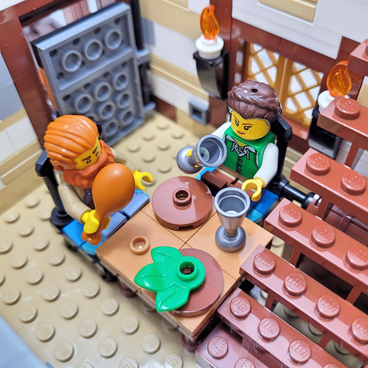 Państwo Kowalscy podczas posiłku. Smacznego.