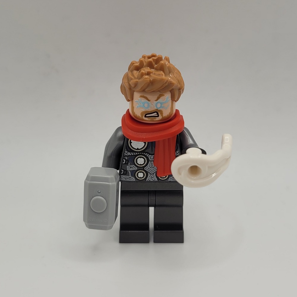 Thor w świątecznym szaliku