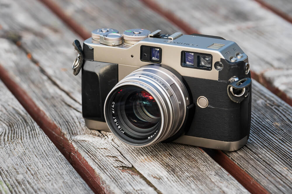 Contax G1外観画像。左斜め前より撮影。レンズが紅と緑に輝いている。