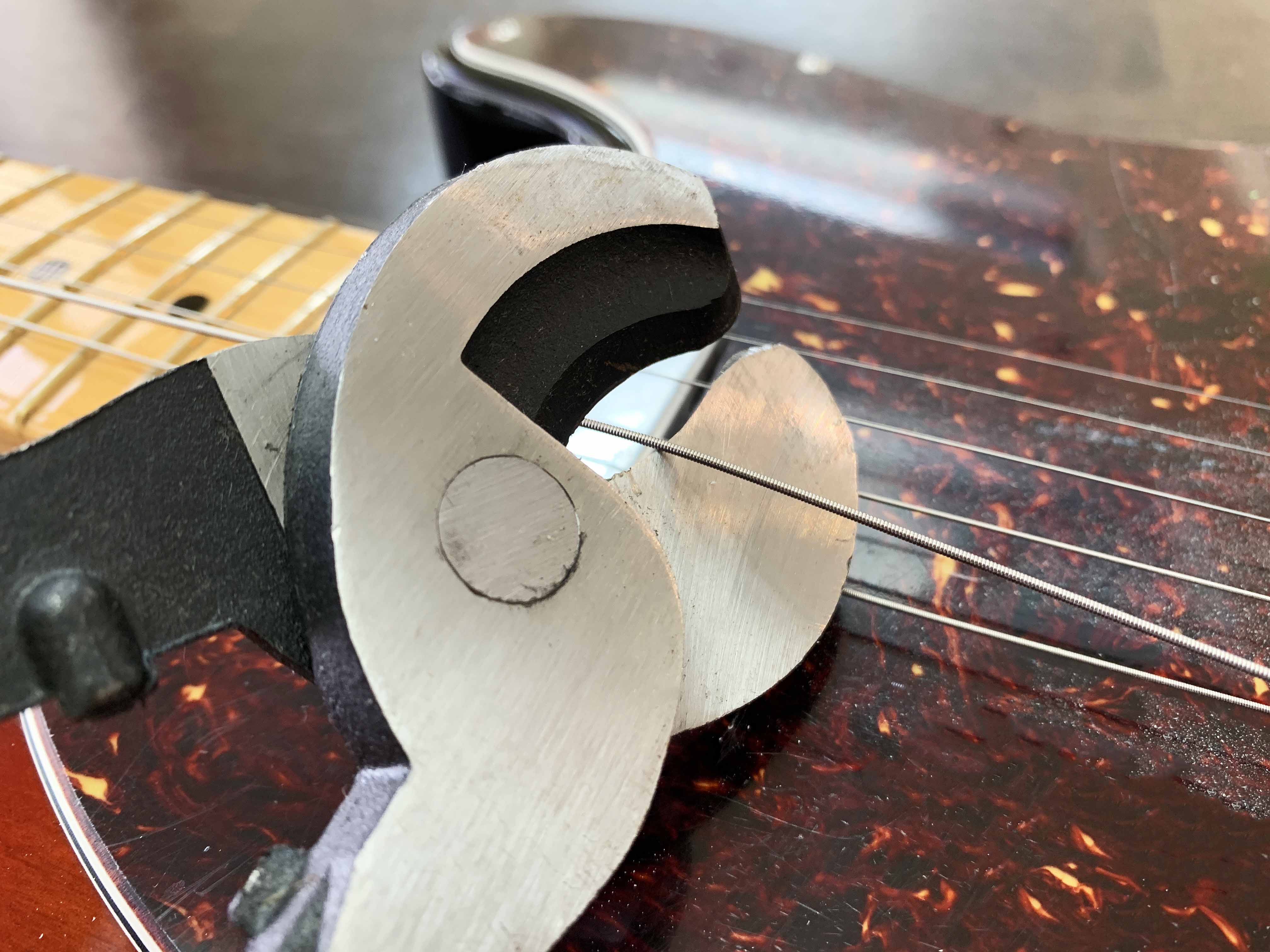 How to Change the Strings of an Electric Guitar Projects by Peter