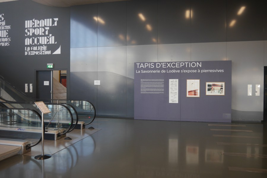 Cimaise mobile pour l'exposition Tapis d'exception. La Savonnerie de Lodève s'expose à pierresvives