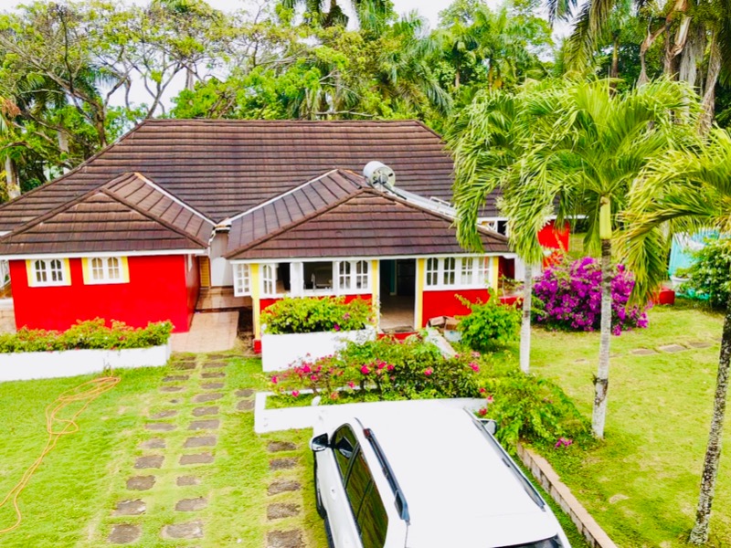 Beautiful and Luxurious 5 Bedroom Villa For Sale in Winders Hill Road