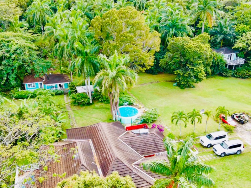 Beautiful and Luxurious 5 Bedroom Villa For Sale in Winders Hill Road