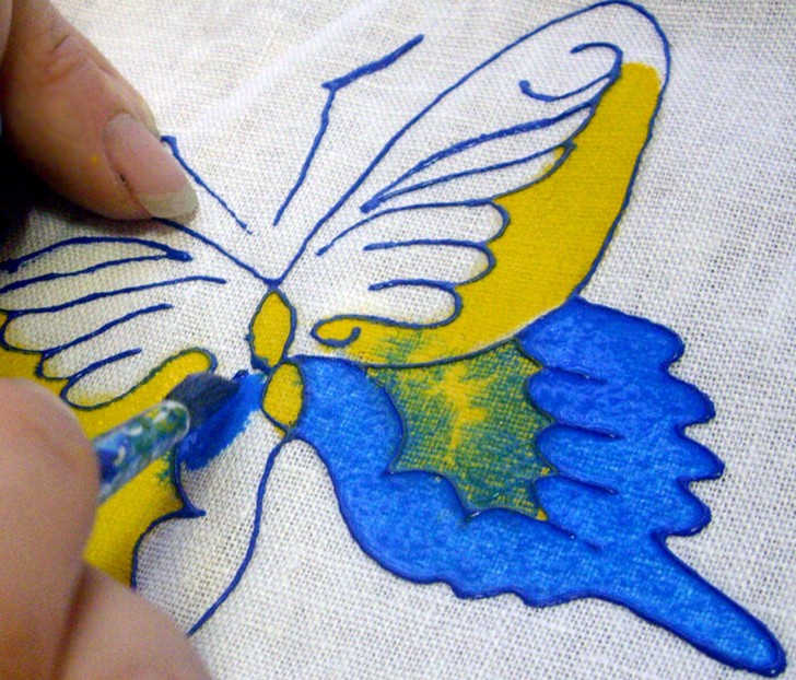 чем нарисовать на белой ткани