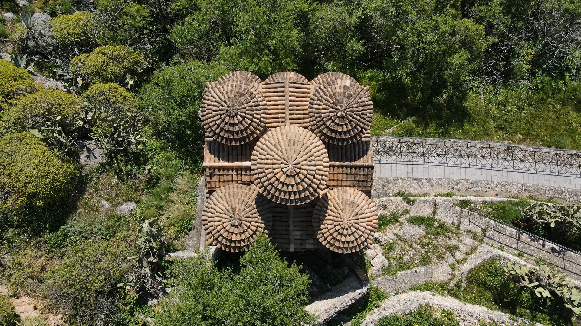 Cattolica di Stilo, chiesa bizantina a cinque cupole vista dall'alto