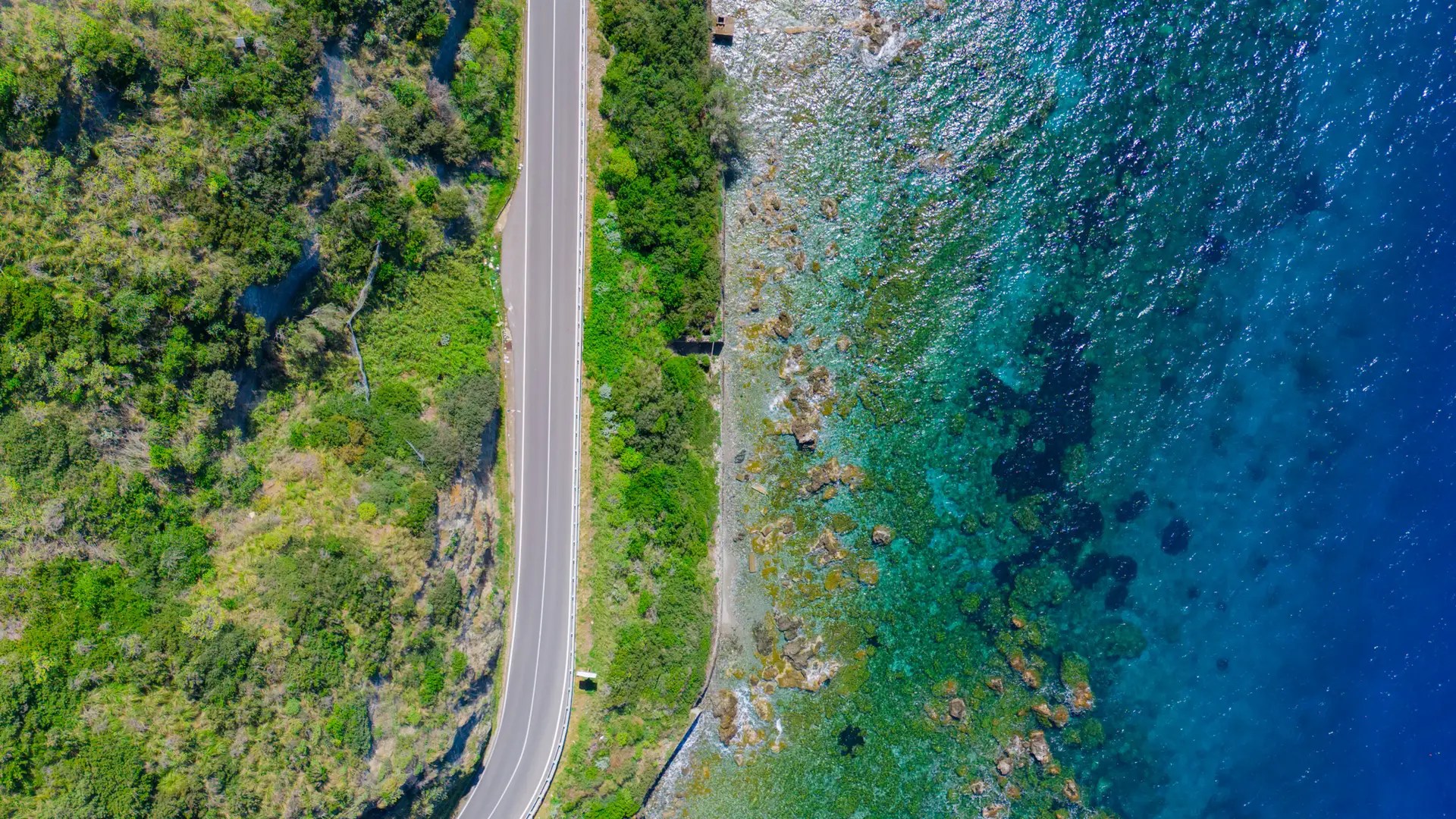 Strada costiera e scogliera sul mare della Calabria, vista dall'alto con il drone di Protur Media