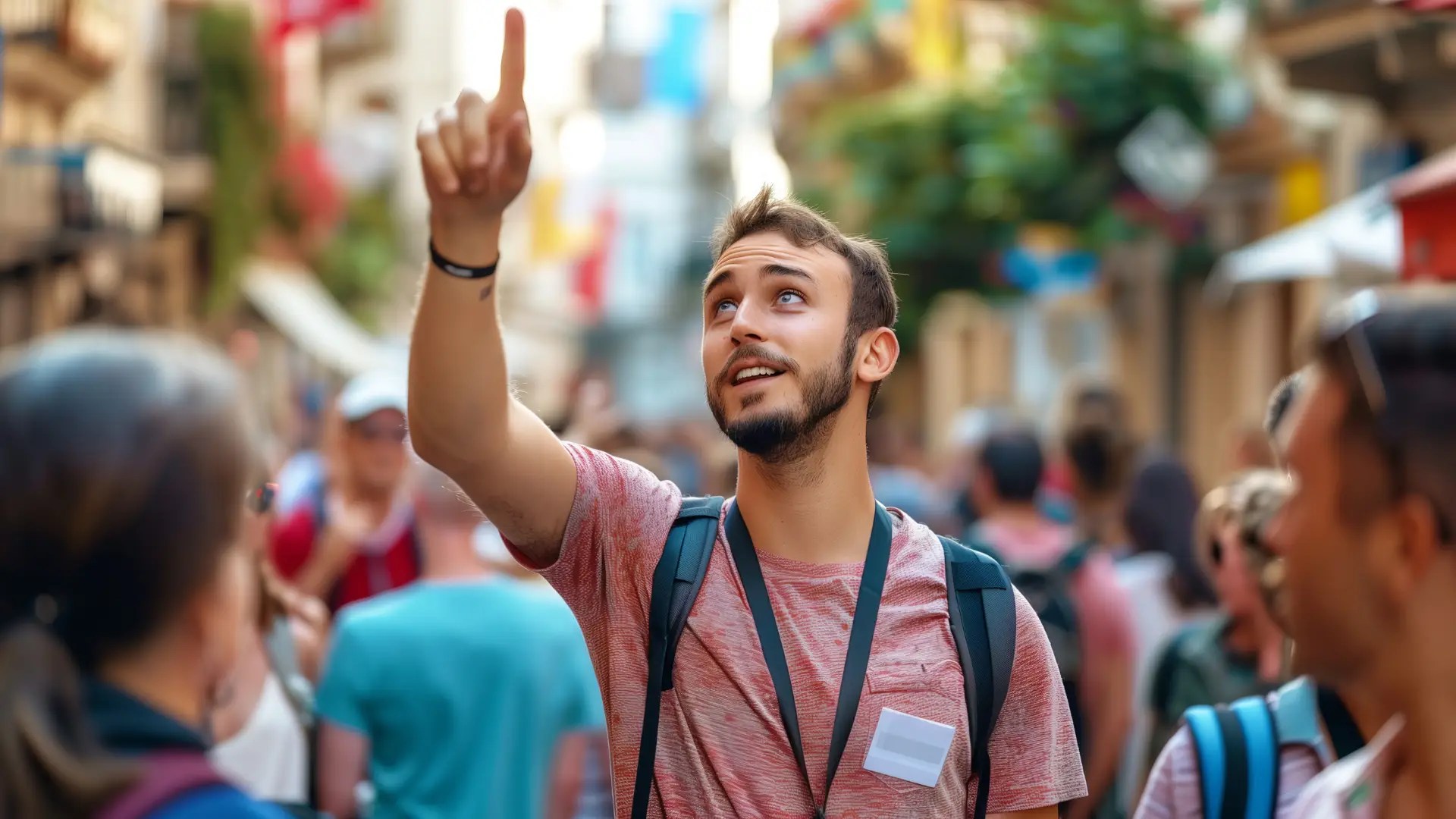 Giovane guida turistica in una strada affollata, mentre indica un punto di interesse storico a un gruppo di turisti, simbolo del ruolo fondamentale delle guide turistiche nella valorizzazione del patrimonio culturale.