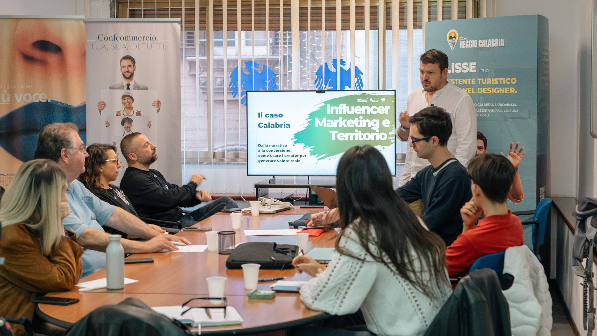 Christian Zuin durante il modulo Influencer Marketing e Territorio del workshop per aziende a Confcommercio Reggio Calabria