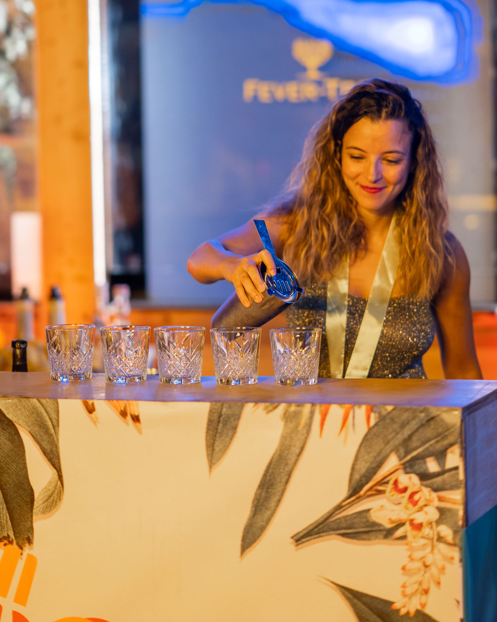 AmaraCalabria al Piro Piro, Reggio Calabria: bartender al bancone con i bicchieri pronti
