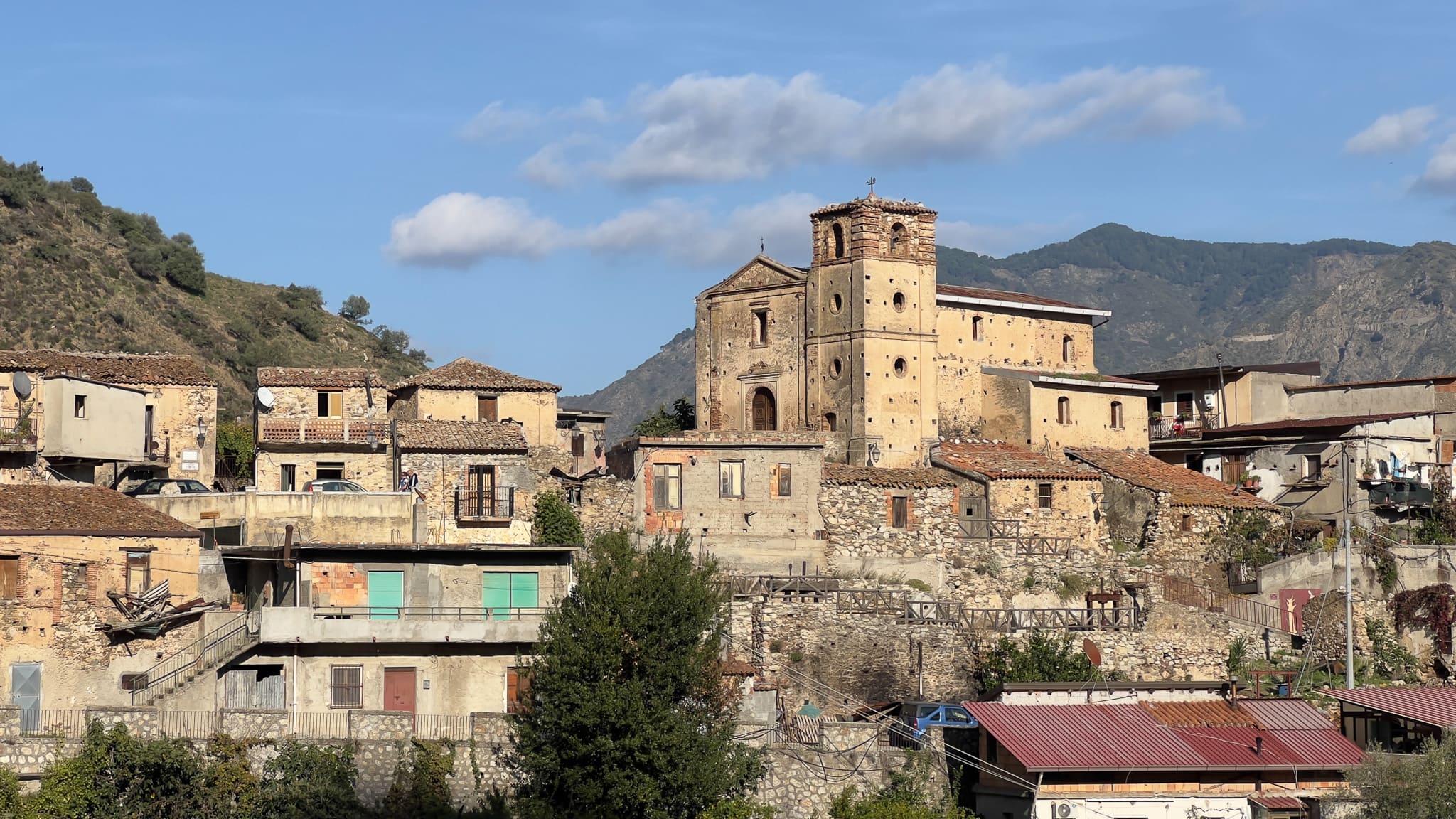 Case in pietra e chiesa del borgo di Gallicianò, frazione di Condofuri, sull'Aspromonte reggino.