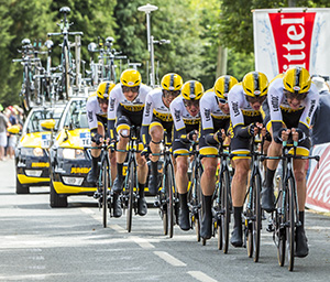 Echipa LottoNL Jumbo în timpul unei probe de contratimp pe echipe din Turul Franței.