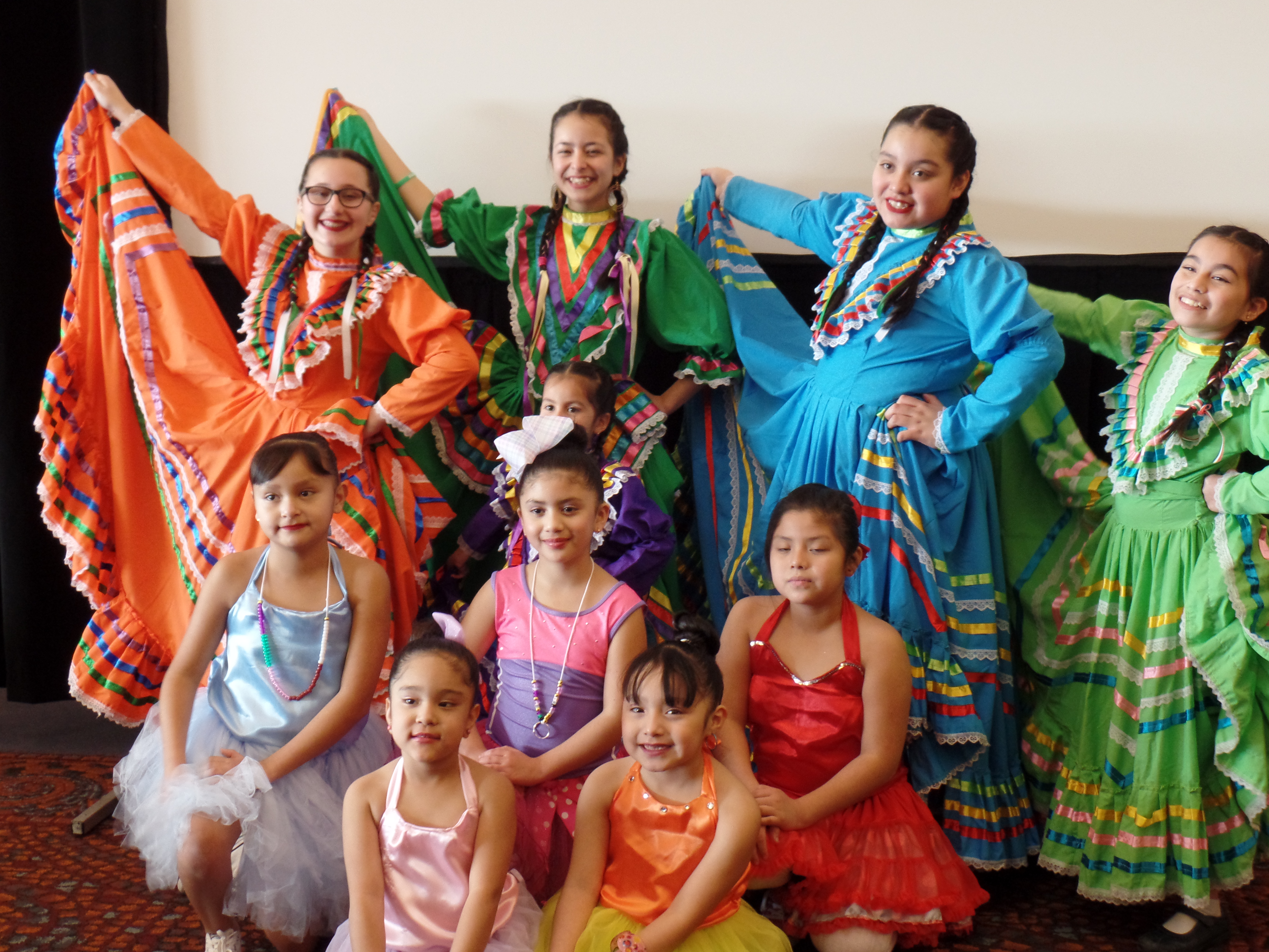 Proyecto RAICES dance team posing