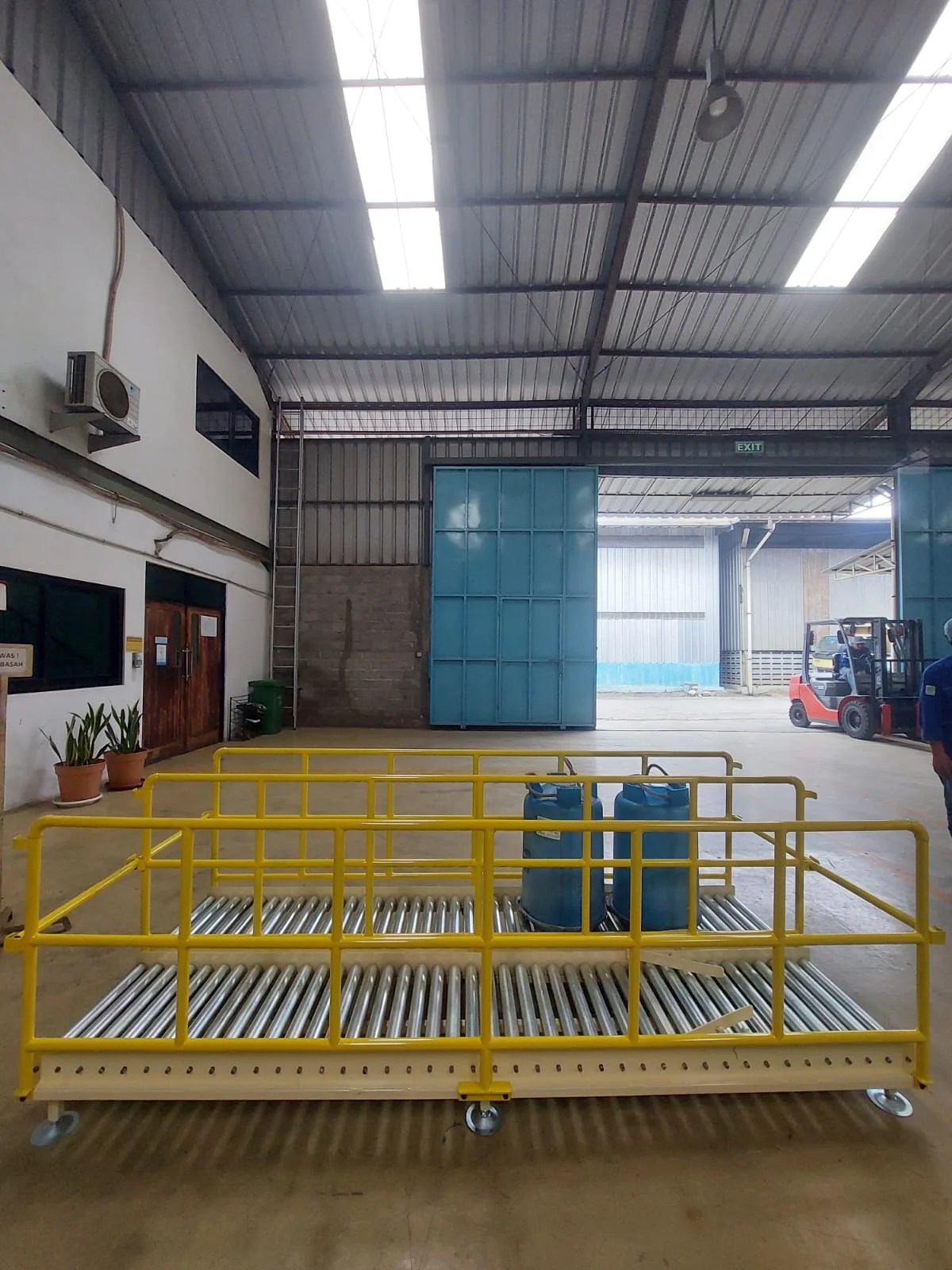 Shutter roller gravity