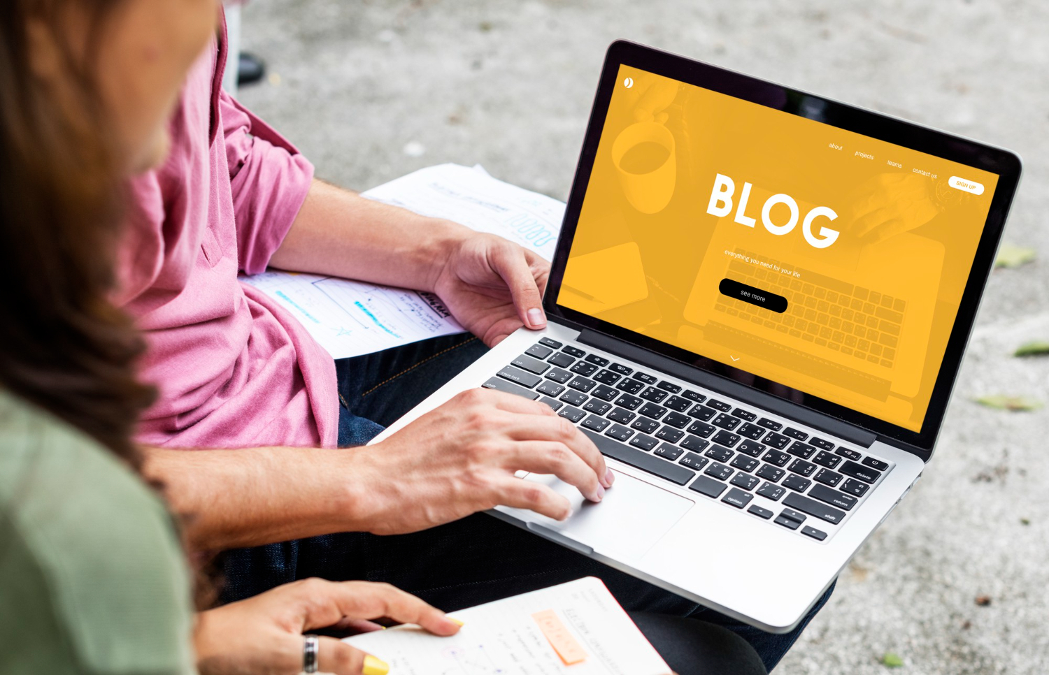 Laptop with large Blog Heading on screen
