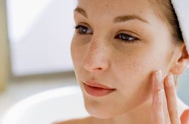 Kesalahan skincare bikin wajah iritasi | cara mengatasi wajah iritasi. Skincare Sebabkan Kulit Mengelupas Wajar Nggak Sih Urbanasia Com