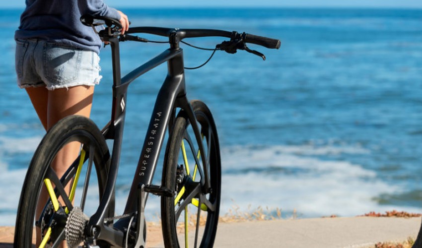 Arevo y Superstrata presentan su bicicleta unibody de fibra de carbono impresa en 3D