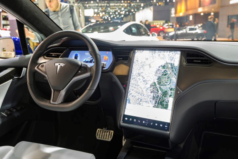 Tesla’s slow self-driving progress continues with green light warning
