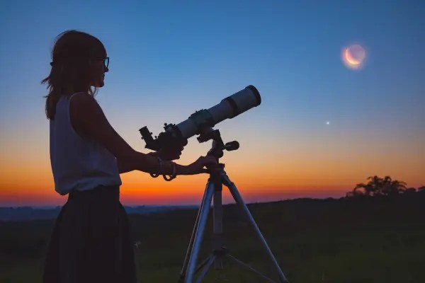 Do Big Bang à Exploração Moderna e os Locais para Quem Ama Astronomia