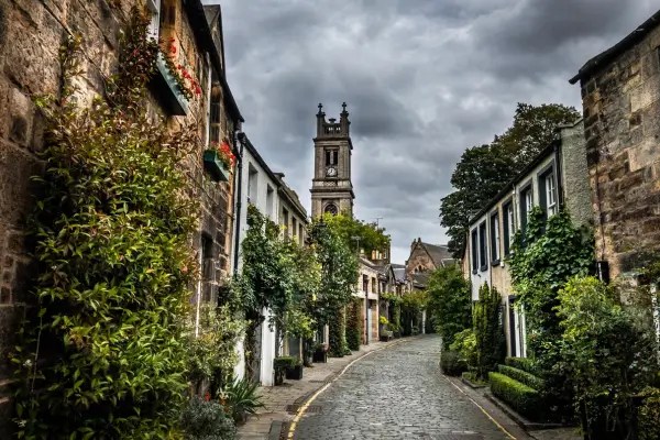 Por que Você Deveria Visitar Esses Destinos Literários e Descobrir a História por Trás dos Livros