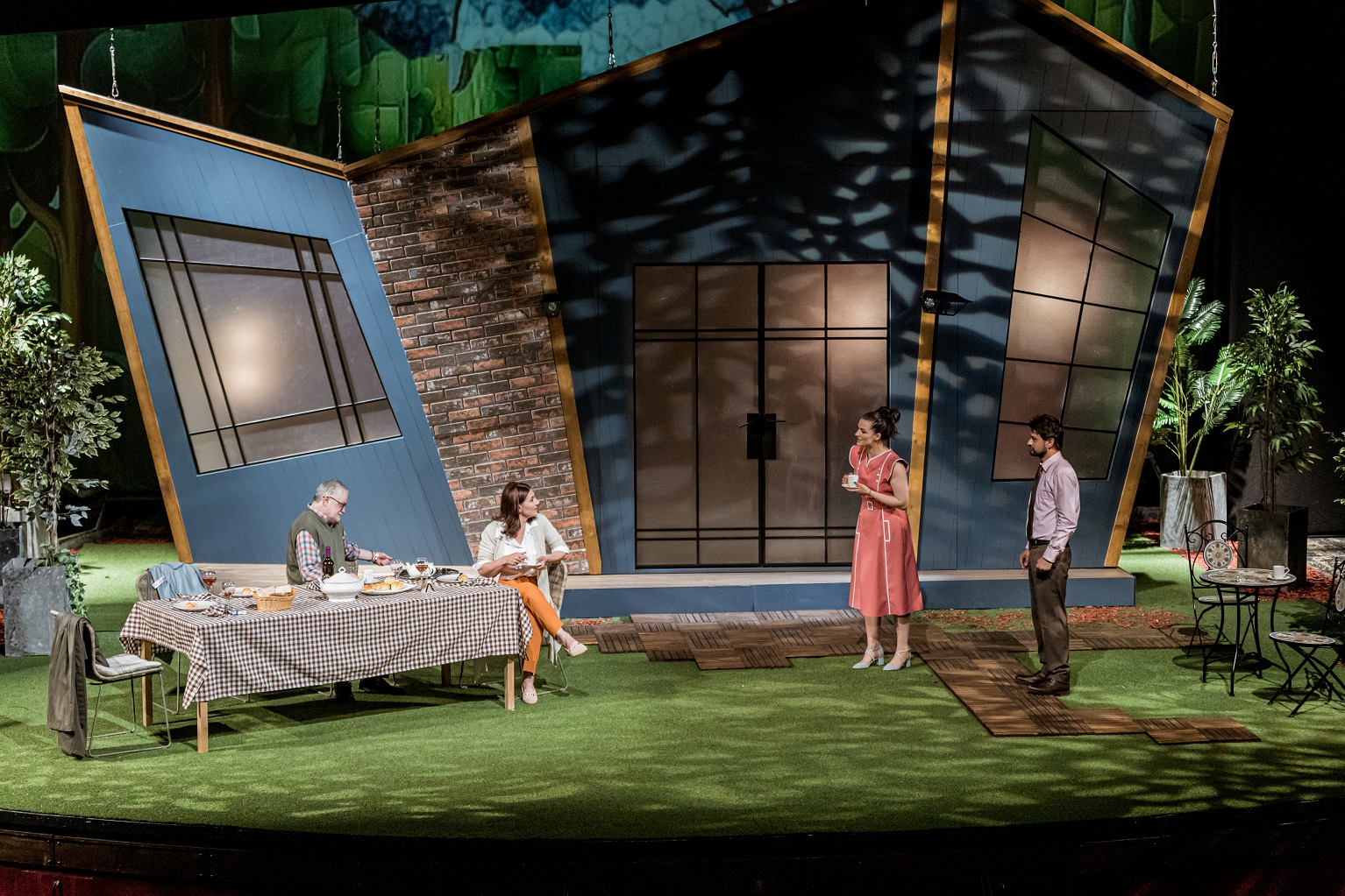 Comedie la superlativ: „Totul e relativ“ de Alan Ayckbourn, în regia lui Claudiu Goga