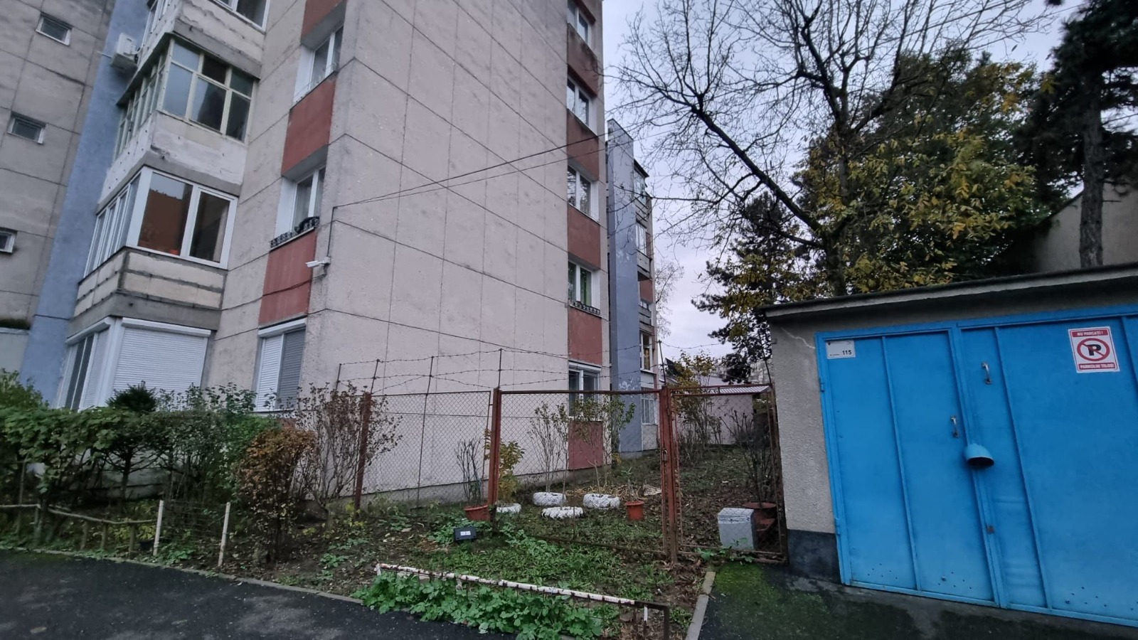 Gardurile din jurul blocurilor sunt interzise! Cât este amenda?