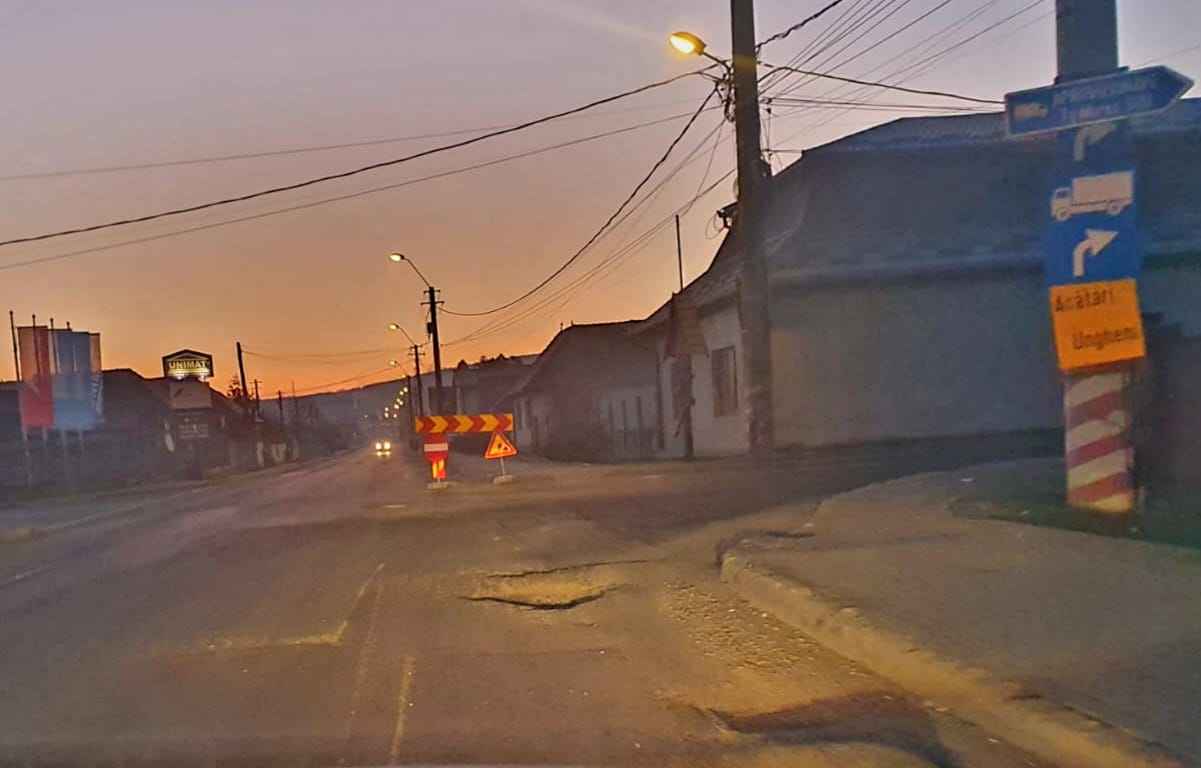 Punctul negru pentru capcana din asfalt la intrarea pe strada Recoltei, o zonă foarte aglomerată