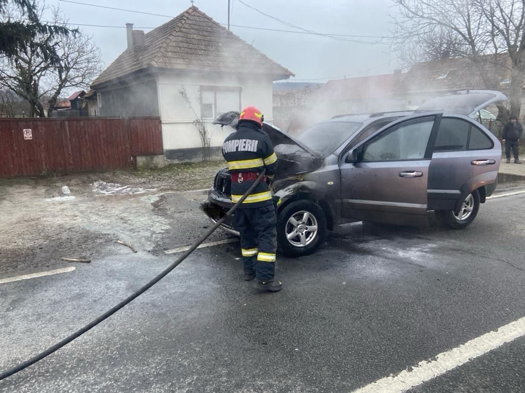O mașină a luat foc la Periș