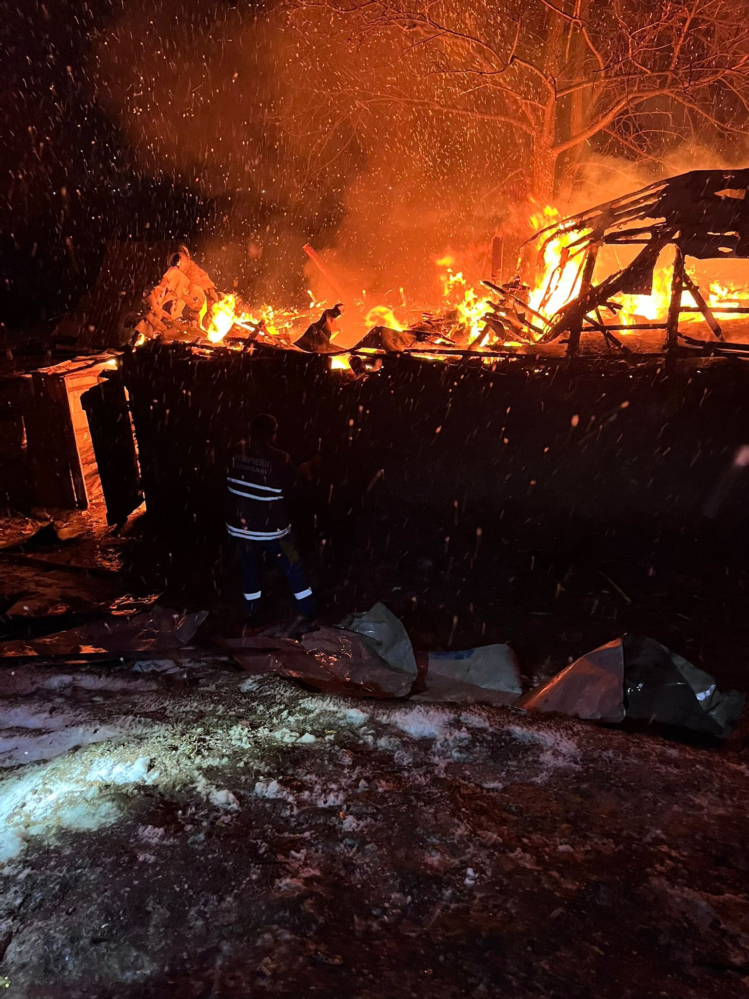 O casă a ars complet la Chibed în această noapte