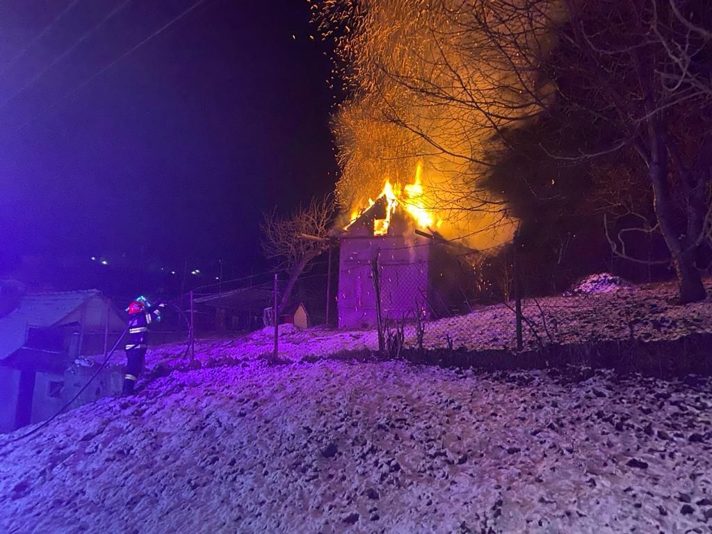 O magazie a ars la Reghin în această noapte