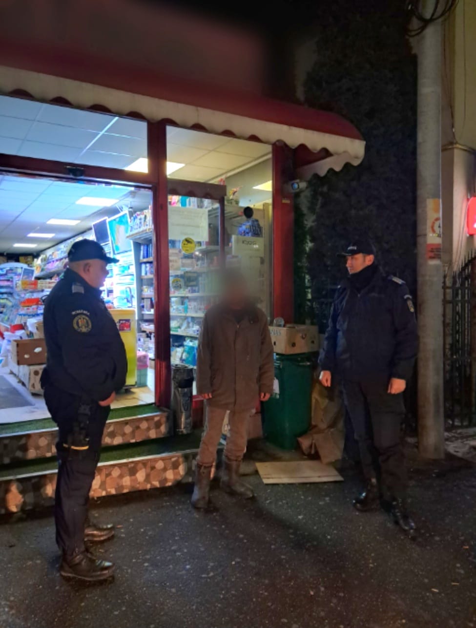 Bărbat din Târnăveni dispărut acum 9 ani, găsit zgribulind de frig pe o stradă din Câmpulung Muscel. Jandarmii l-au adus acasă, pe banii lor