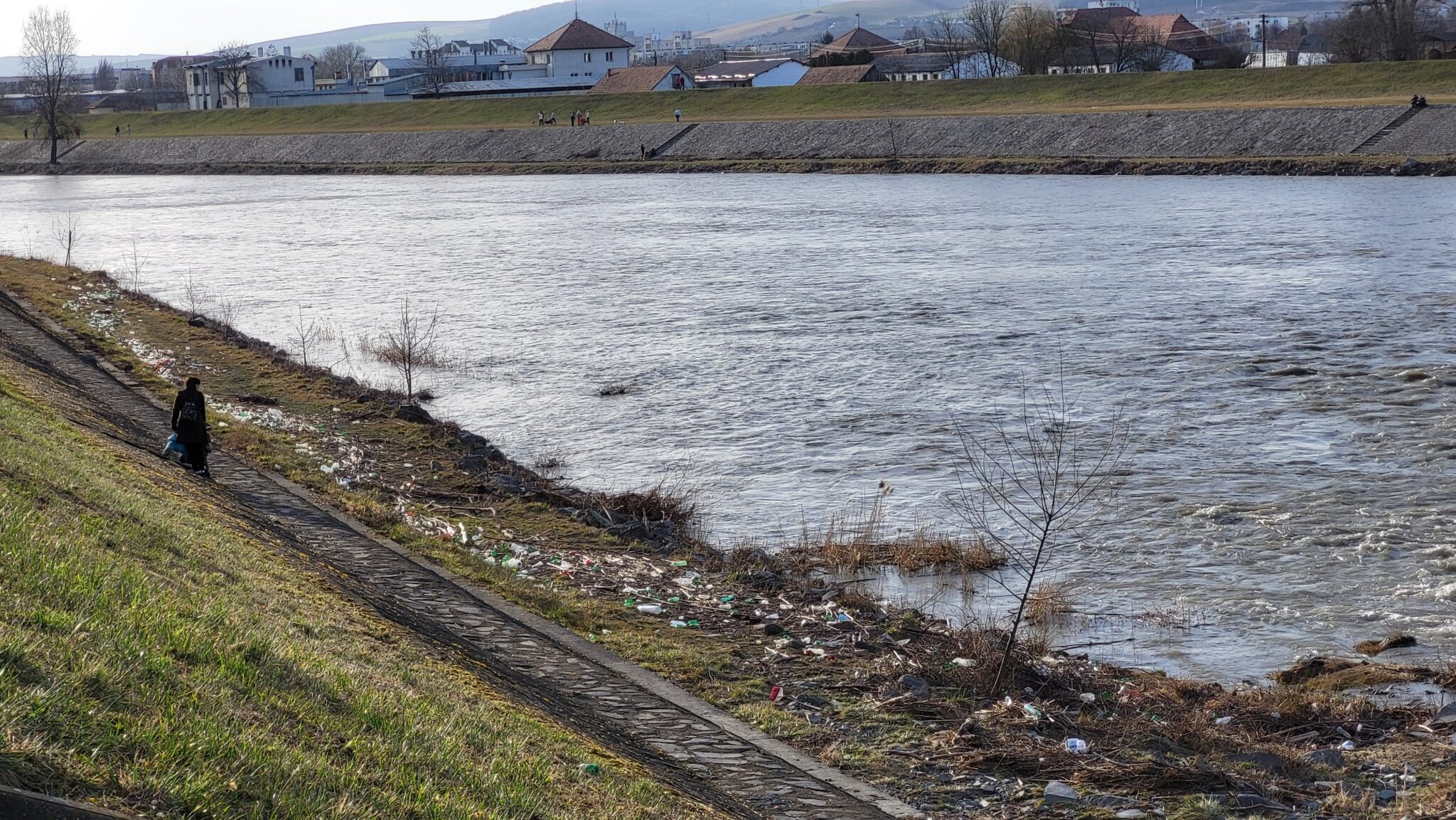 Punctul negru pentru gunoaiele aruncate în râul Mureș și staționate pe digurile din zona Aleea Carpați