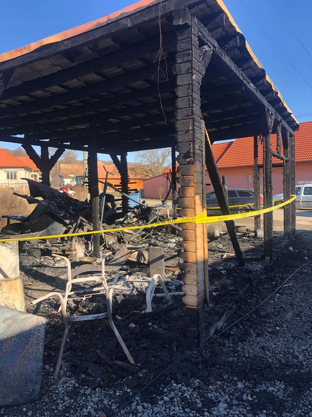 Circulația oprită după un incendiu la rulota fast-food din Trei Sate