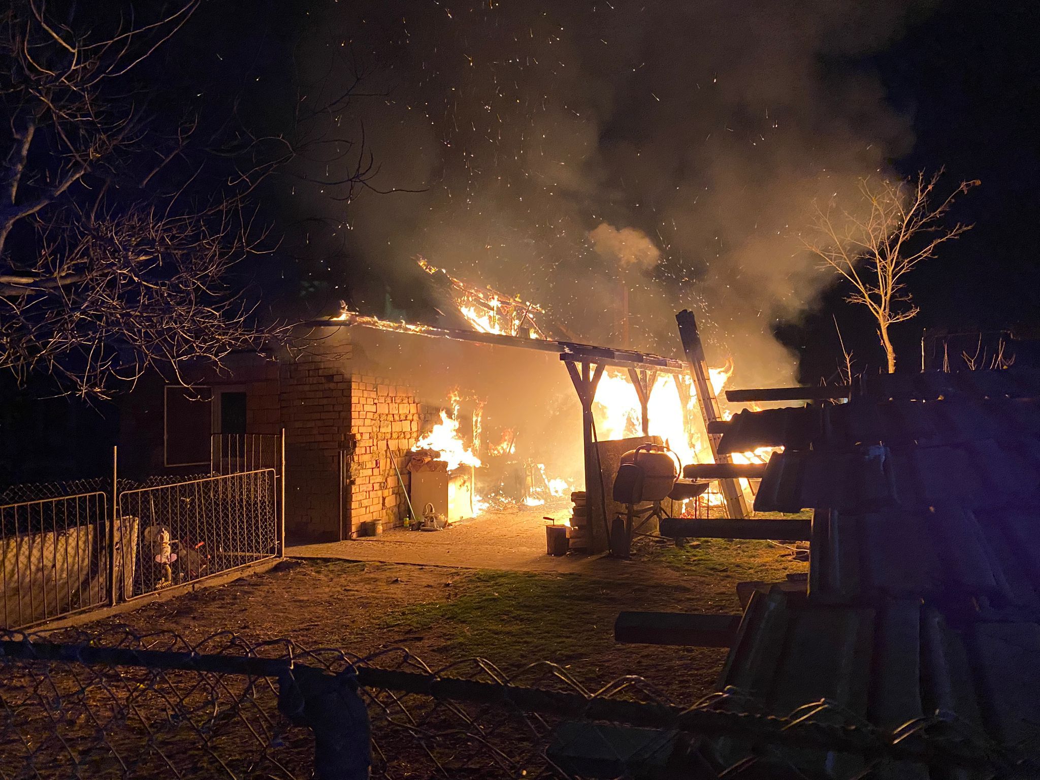 Incendiu la terasa unei locuințe din Lechința